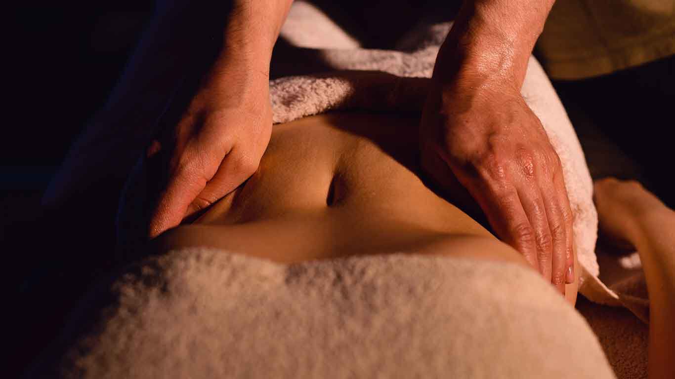 Buikmassage tijdens lymfedrainage. 